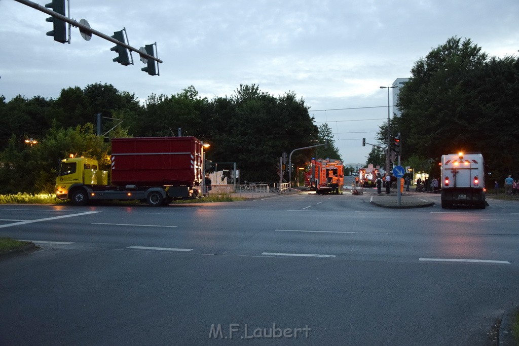 TLF 4 umgestuerzt Koeln Bocklemuend Ollenhauer Ring Militaerringstr P208.JPG - Miklos Laubert